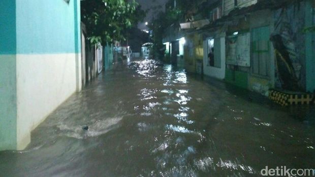 Air Setinggi 60 Cm Rendam Permukiman Warga di Petogogan Jaksel