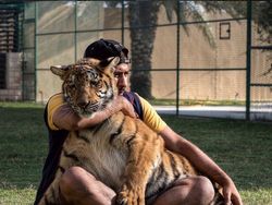 Potret Kemesraan Pria Arab dengan Singa Hingga Macan Tutul