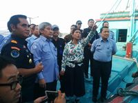 Pakai Sneakers dan Kacamata Hitam, Susi Sidak Kapal di Muara Baru