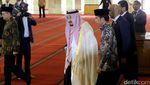 Raja Salman Tunaikan Salat Tahiyatul Masjid di Istiqlal