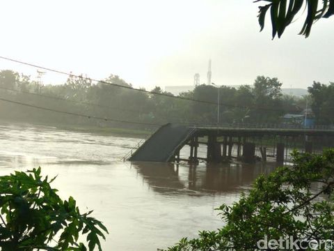 Jembatan Mrican Kediri ambruk