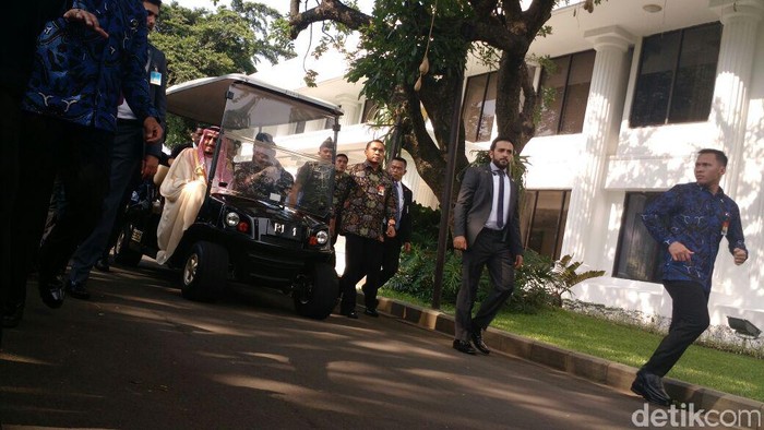 Usai Tanam Pohon Ulin, Raja Salman Tinggalkan Istana Merdeka