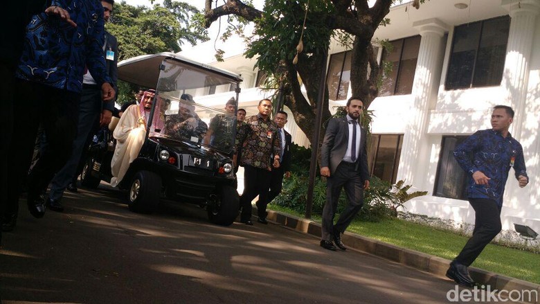 Presiden Jokowi Sopiri Raja Salman Lagi dengan Mobil Golf