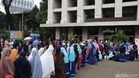 Mereka menunggu pintu gerbang dibuka saat masjid disterilkan oleh Pasukan pengaman presiden (Paspampres) jelang kedatangan Raja Salman.