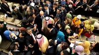 Raja Salman melangkah meninggalkan gedung DPR.