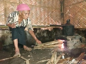 Warga Jember ini Terpaksa Makan Rumput karena Kelaparan