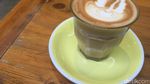 Di Sini Ada Caffe Latte dan Banana Lemon Cake yang Manis Empuk