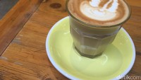  Kalau suka paduan kopi dan susu, cobalah White 8oz atau Caffe Latte. Kopi ini terasa asam pahit dengan tekstur yang sedikit creamy.