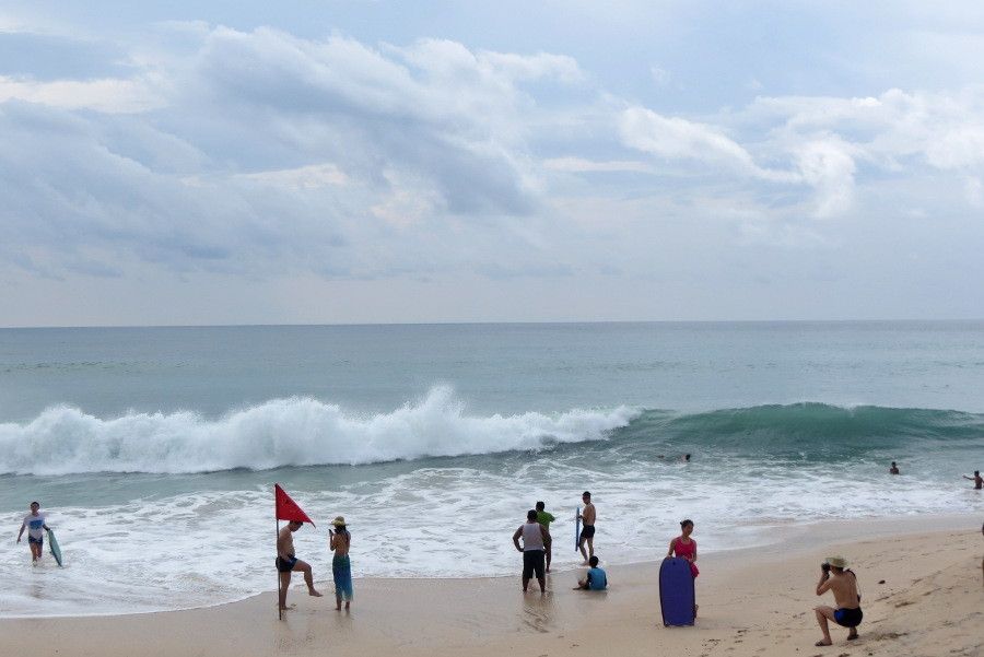 Turis liburan di Pantai Kuta, Bali
