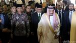 Raja Salman Tunaikan Salat Tahiyatul Masjid di Istiqlal