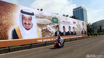 Spanduk Penyambutan Raja Salman di DPR
