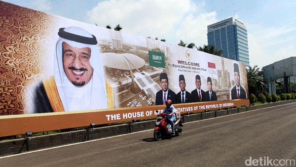 Spanduk Penyambutan Raja Salman di DPR