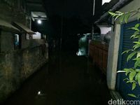 Banjir di Pulo Kalibata, Warga Berjaga Amankan Barang-barang