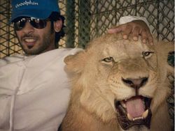 Potret Kemesraan Pria Arab dengan Singa Hingga Macan Tutul