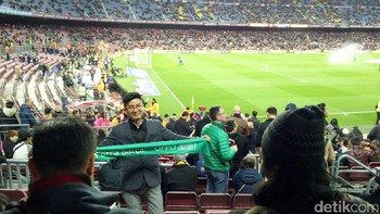 Para fans langsung berfoto dengan latar belakang stadion yang jadi markas Barca. (Foto: Adi Fida Rahman)