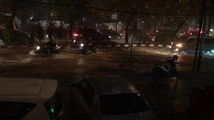 Hujan Deras, Ada Genangan Air 30 Cm di Jalan Senopati Arah SCBD