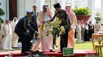 Raja Salman Tanam Pohon Ulin di Istana