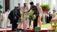 Sebelum melakukan penanaman pohon ulin, Raja Salman bertemu sejumlah tokoh Islam di Istana Merdeka. Kegiatan Raja Salman pada hari ini dimulai dengan memberikan pidato di gedung DPR dan mengunjungi Masjid Istiqlal. Pool/Setpres.