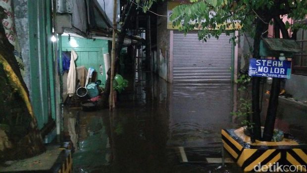Air Setinggi 60 Cm Rendam Permukiman Warga di Petogogan Jaksel