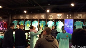 Beragam merchandise seperti kaos yang pastinya asli ada disini. (Foto: Adi Fida Rahman)