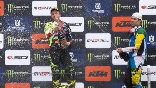 Italian rider Antonio Cairoli (L) and British rider Shaun Simpson celebrate on the podium after competing in the motocross MXGP Belgian Grand Prix, on August 3, 2014, in Lommel.  AFP PHOTO / BELGA / KRISTOF VAN ACCOM **Belgium Out** / AFP PHOTO / BELGA / KRISTOF VAN ACCOM