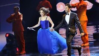 Istri dari Ashraf Sinclair itu juga menampilkan koreografi bersama Reza Rahadian pada lagu Jangan Gila. Pool/Palevi S/detikFoto.