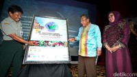 Menko Perekonomian Darmin Nasution, membuka selubung bersama Dirjen Perkebunan Kementerian Pertanian Bambang (kedua kiri) dan Dirut PT Riset Perkebunan Nusantara Teguh Wahyudi.