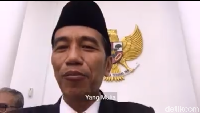 Di sela-sela penyambutan Raja Salman di Istana Bogor, Jokowi tak lupa untuk mengabadikan dengan nge-vlog. Foto: Screenshot Vlog Presiden Jokowi