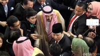 Para anggota DPR mendekati Raja Salman untuk meminta foto selfie.