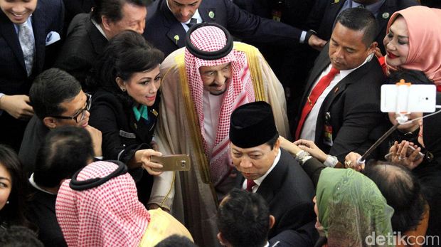 Rajanya masuk Vlog Jokowi dan Diajak Selfie, Warga Saudi Senang