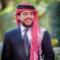 Pangeran Hussein bin Abdullah dari Yordania. Selain tampan dan pintar secara akademis, Hussein juga lihai dalam membidikkan senjata. Usia Hussein terbilang masih muda, 22 tahun. Namun dia telah memiliki pangkat letnan untuk angkatan bersenjata Yordania. Pada 2015 Hussein menjadi orang termuda yang memimpin rapat Dewan Keamanan. Hussein mendebatkan tentang peran pemuda dalam melawan kekerasan dan membicarakan tentang perdamaian dunia. Foto: Instagram