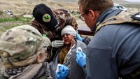 Petugas medis dari tentara Irak terus berjibaku mengobati bocah tersebut. REUTERS/Zohra Bensemra.