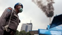 Asap dari pembakaran narkoba mengepul tinggi ke udara.