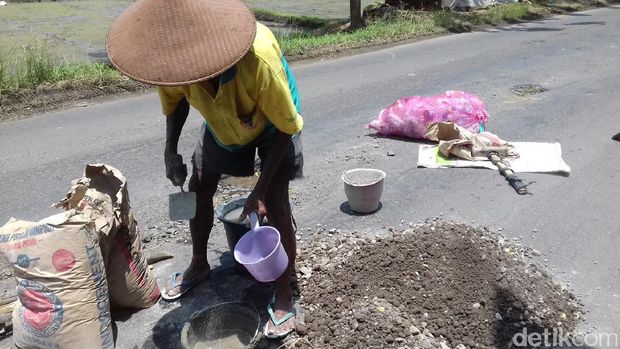 Aksi Kakek Pemulung Tambal Jalan Berlubang Pakai Uangnya Sendiri