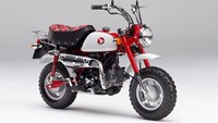 Honda Monkey 50th Anniversary ini mendapatkan pembaruan. Penyegaran itu termasuk emblem 3 dimensi dan warna motor Pearl Sunbeam White.