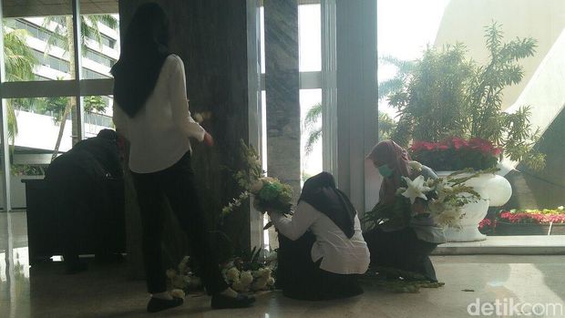 Raja Salman Tinggalkan DPR, Bunga di Gedung Nusantara Jadi Rebutan
