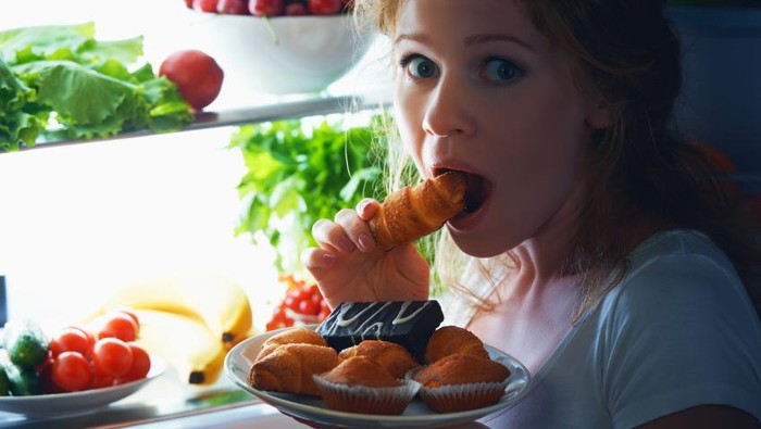 Berat badan berlebih tak melulu karena banyak makan. Ngemil tak sehat dan sering juga bisa jadi penyebabnya. Foto: iStock Berat badan berlebih tak melulu karena banyak makan. Ngemil tak sehat dan sering juga bisa jadi penyebabnya. Foto: iStock