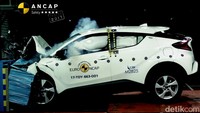 Tes tabrak bagian depan ini dilakukan untuk mengetahui seberapa parah jika sebuah mobil menabrak dari sisi depan. Tes dilakukan pada kecepatan 64 km/jam dan nantinya mobil akan menabrak sebuah tembok yang sudah disediakan. Foto: ANCAP