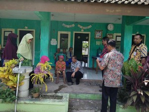 Dinsos Jatim Bawa Bu Kaya ke Panti Jompo