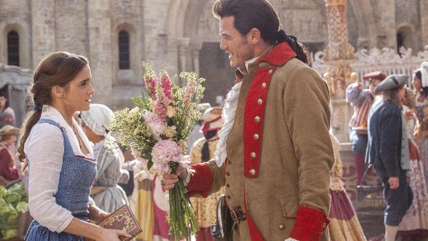 Main Bareng di 'Beauty and the Beast', Luke Evans Puji Emma Watson