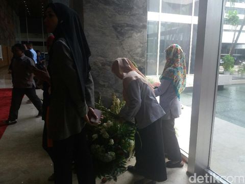 Raja Salman Tinggalkan DPR, Bunga di Gedung Nusantara Jadi Rebutan