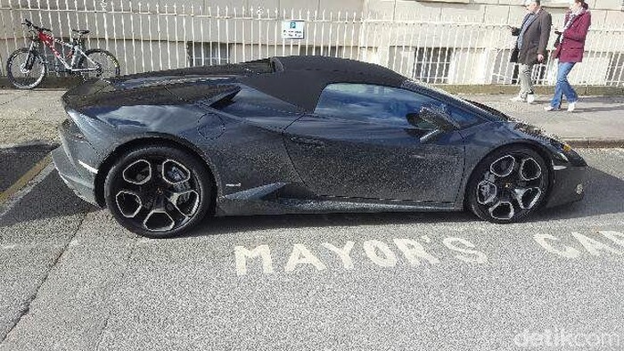 Pengguna Lambo Serobot Lahan Parkir untuk Mobil Walikota