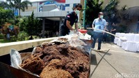 Bahan dasar tembakau gorilla dimusnahkan dengan cara dibakar.