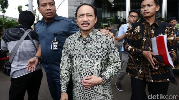 Hakim Mahkamah Konstitusi (MK) Suhartoyo, menjalani pemeriksaan di Gedung KPK, Jakarta, Kamis (2/3/2017). Suhartoyo diperiksa untuk empat tersangka sekaligus yaitu Hakim MK (nonaktif) Patrialis Akbar, Direktur PT Spekta Selaras Bumi Kamaluddin, Direktur Utama Sumber Laut Perkasa dan PT Impexindo Pratama Basuki Hariman dan General Manager PT Impexindo Pratama  NG Fenny, dalam kasus dugaan suap perkara dalam proses uji materiil UU Nomor 41 Tahun 2014 tentang Peternakan dan Kesehatan Hewan yang sedang ditangani MK.