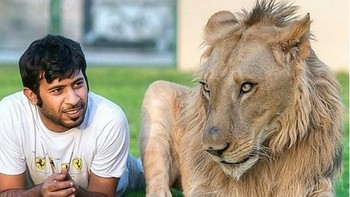 Di Instagram Humaid mempertontonkan kegemarannya bercengkrama dengan hewan predator tersebut. (Foto: Instagram/humaidalbuqaish)