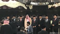 Momen saat Raja Salman berfoto dengan para pimpinan DPR. Foto: Raja Salman di Ruang Paripurna 1 Gedung DPR/Foto: Iin Yumiyanti