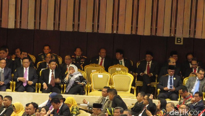 Akrabnya Surya Paloh dan Prabowo Saat Hadir di DPR