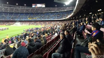  Meski bukan big match, penonton malam itu cukup banyak. (Foto: Adi Fida Rahman)