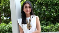 Rania tampil dengan blus putih, celana dan flat shoes hitam. Pool/Palevi S/detikFoto.