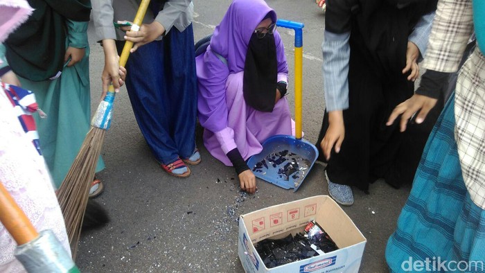 8 Remaja Putri Bersihkan Sisa Sampah di Halaman Masjid Istiqlal